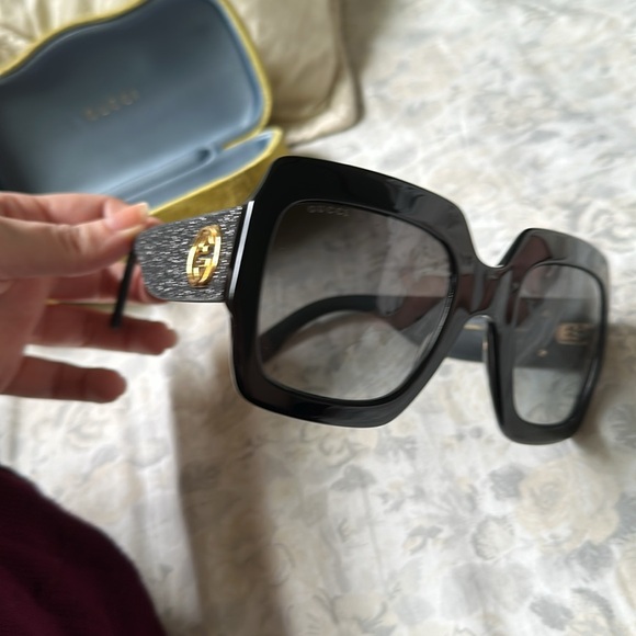 GUCCI Oversize Square Shiny Black Frame W/Black Glitter Arms Sunglasses $505 - Picture 10 of 10